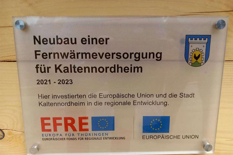 Am Heizhaus im thüringischen Kaltennordheim hängt eine EFRE-Plakette für ein Fernwärmeprojekt