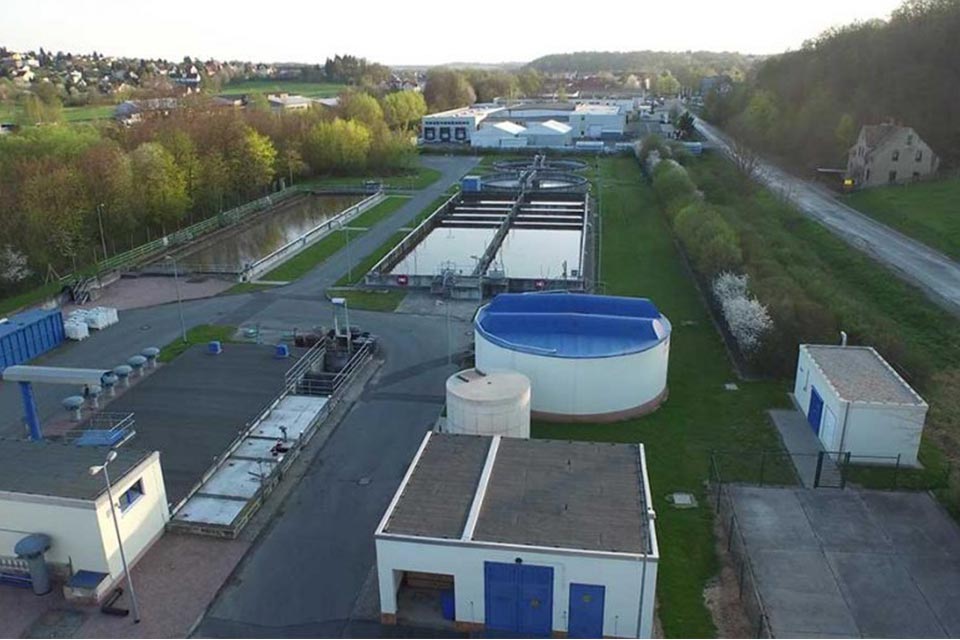 Blick von oben auf die Kläranlage in Schmölln mit benachbartem Wohnviertel