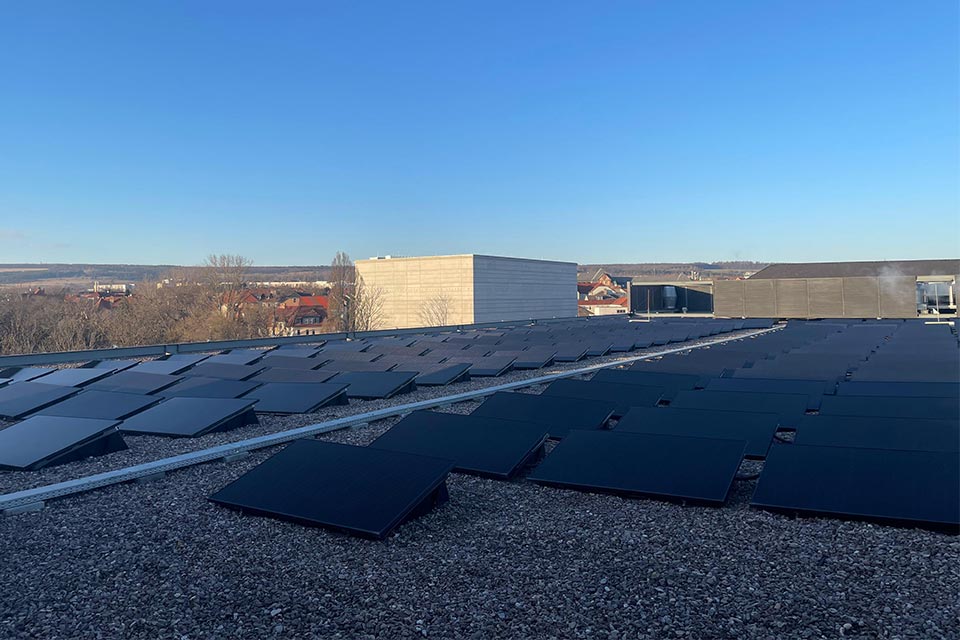 PV-Anlage auf dem Dach der Weimarhalle Blick auf das Dach der Weimarhalle mit Solarkollektoren