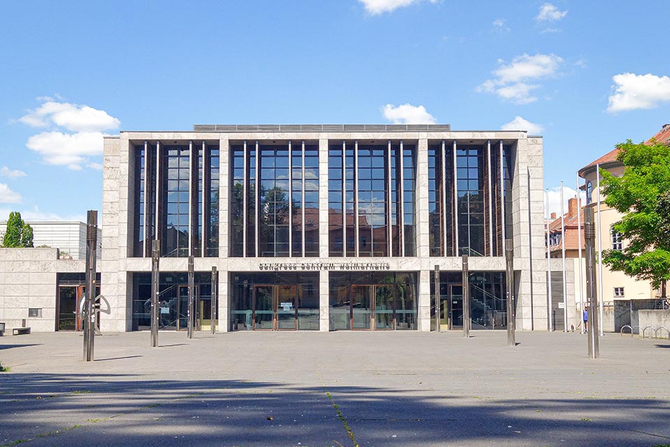 Eingang und Frontalansicht der Weimarhalle in Weimar