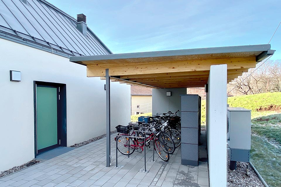 Blick auf den Eingang des neuen Sozialgebäudes mit Fahrradständer im Zoo Erfurt