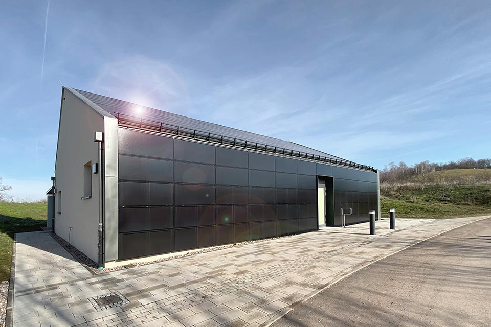 Blick auf das neue Sozialgebäude mit PV-Anlage im Zoo Erfurt