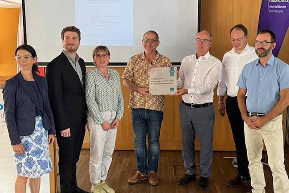 Umweltminister Stengele (Mitte) zeichnet die Diakoniestiftung Weimar Bad Lobenstein als bundesweit ersten Wohlfahrtsverband für ein ganzheitliches Energiemanagement ein.