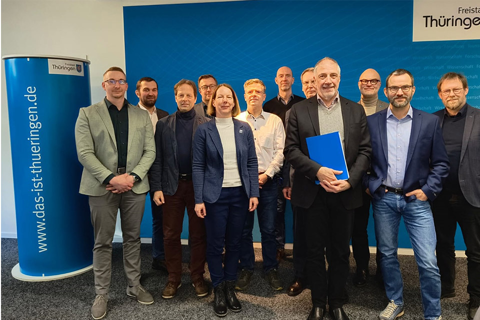 Gruppenbild nach der Unterzeichnung der Kooperationsvereinbarung mit Vertretern des Thüringer Wissenschaftsministeriums, der Thüringer Hochschulen und der Landesenergieagentur ThEGA