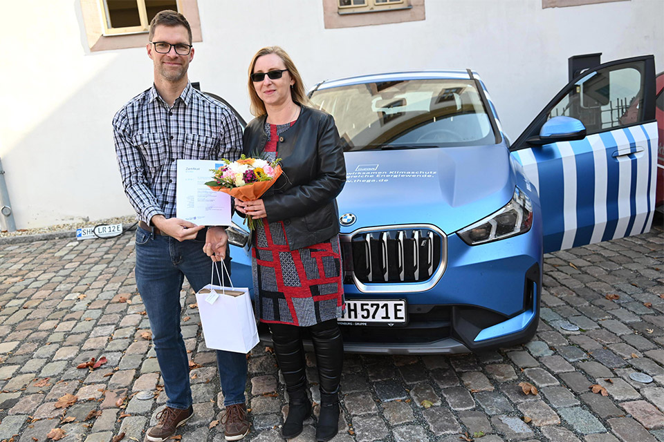 ThEGA-Mitarbeiter Rico Hofmann zeichnet 100. Thüringer E-Lotsen aus, Dr. Arlett Nehring aus dem Landratsamt Saale-Holzland-Kreis