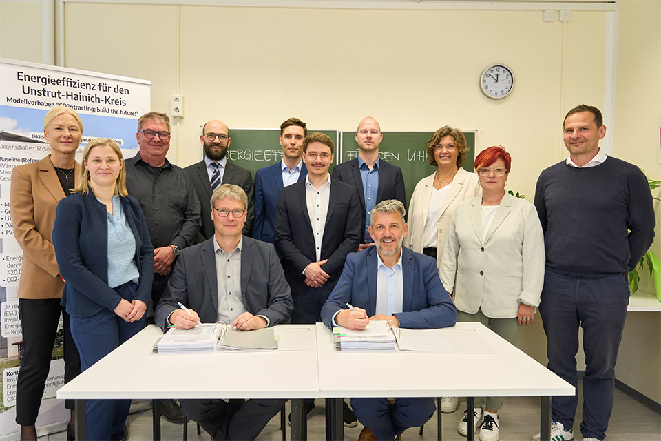 Gruppenbild bei der Vertragsunterzeichnung für ein Energie-Contracting im Landkreis Unstrut-Hainich mit Akteuren des Landratsamts, der Deutschen Energieagentur dena, der Thüringer Energieagentur THEGA und des Energiedienstleisters ENGIE Deutschland