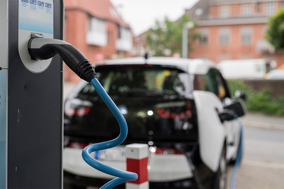 Elektroauto tankt Strom an einer Ladesäule