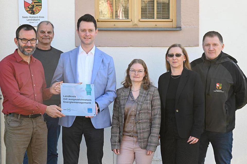 Frank Kuhlmey (links) von der ThEGA übergibt Energiemanagement-Zertifikat an Vertreter des Landkreises Saale-Holzland mit Landrat Johann Waschnewski (3.v.l.)