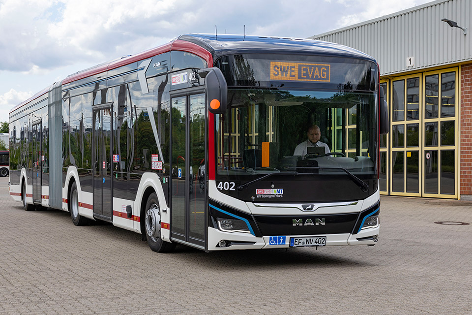 Ein Elektrobus der Erfurter Verkehrsbetriebe steht auf dem Betriebsgelände