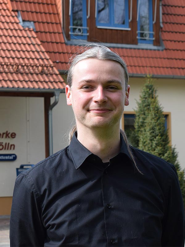 Severin Kühnast, Geschäftsführer der Stadtwerke Schmölln, steht vor einem Firmengebäude