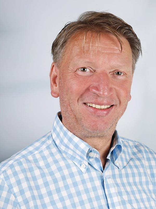 Fränkie Reimann von der Ilmenauer Omnibusverkehr GmbH lächelt auf einem Porträtfoto