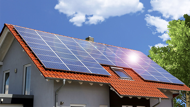 Photovoltaik-Anlage auf einem Hausdach an einem sonnigem Tag